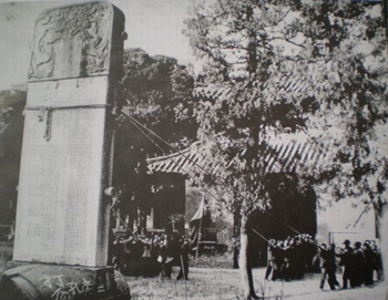 "Abajo con Confucio": los Guardias Rojos derriban la lápida Chenghua del Templo de Confucio en Qufu, en noviembre de 1966.